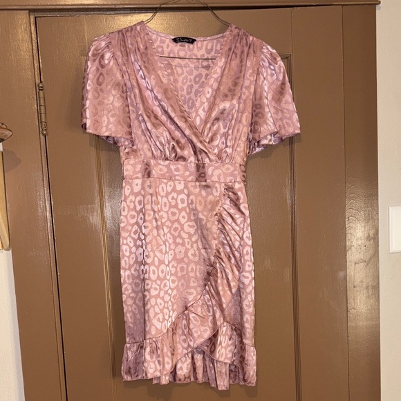 Dresses & Skirts - Elegant Pink Leopard Print Wrap Dress size small
